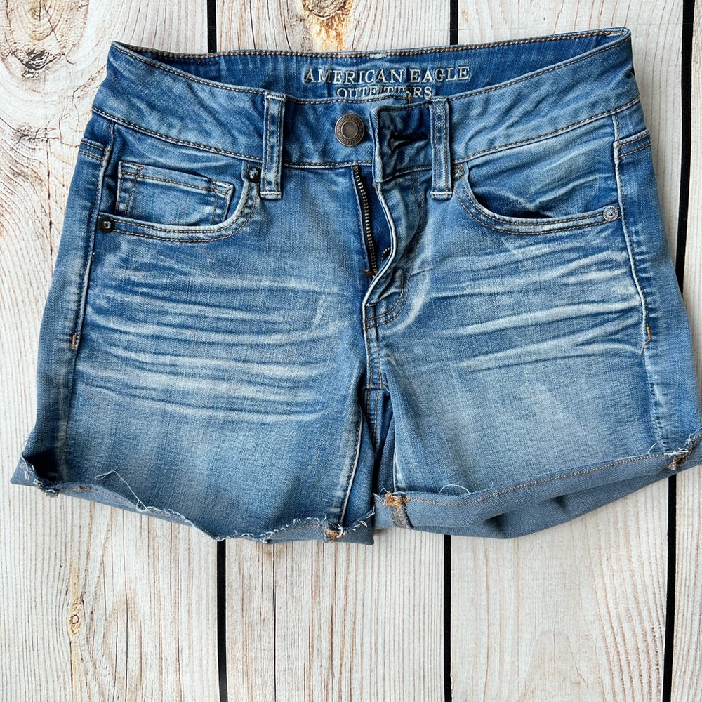 American Eagle Women’s Midi Denim Cut off Jean shorts.